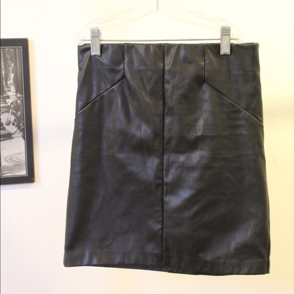 Faux leather mini skirt - Picture 3 of 4